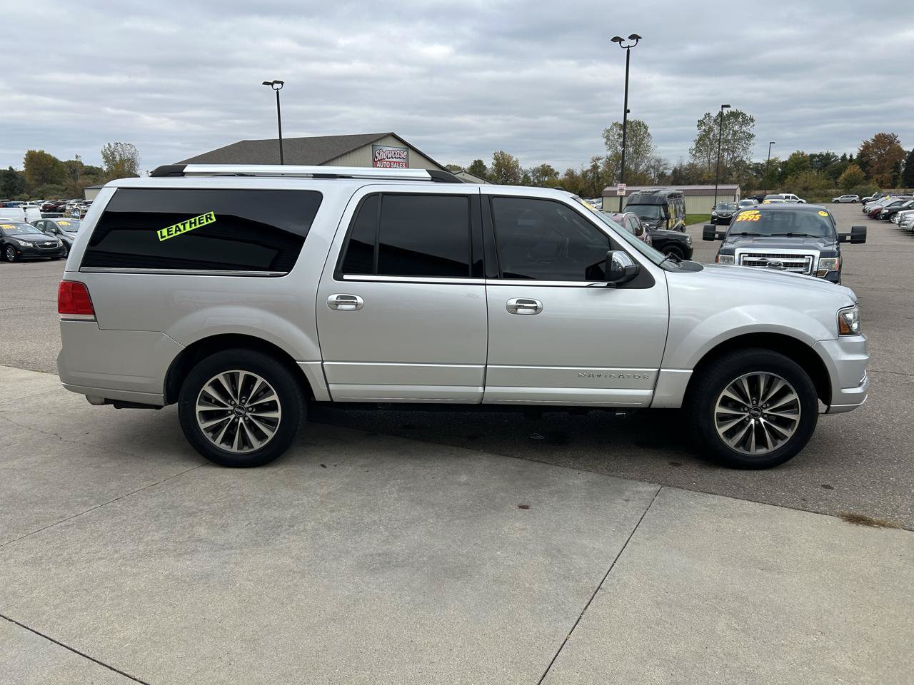 Used 2016 Lincoln Navigator L Select RWD image 4