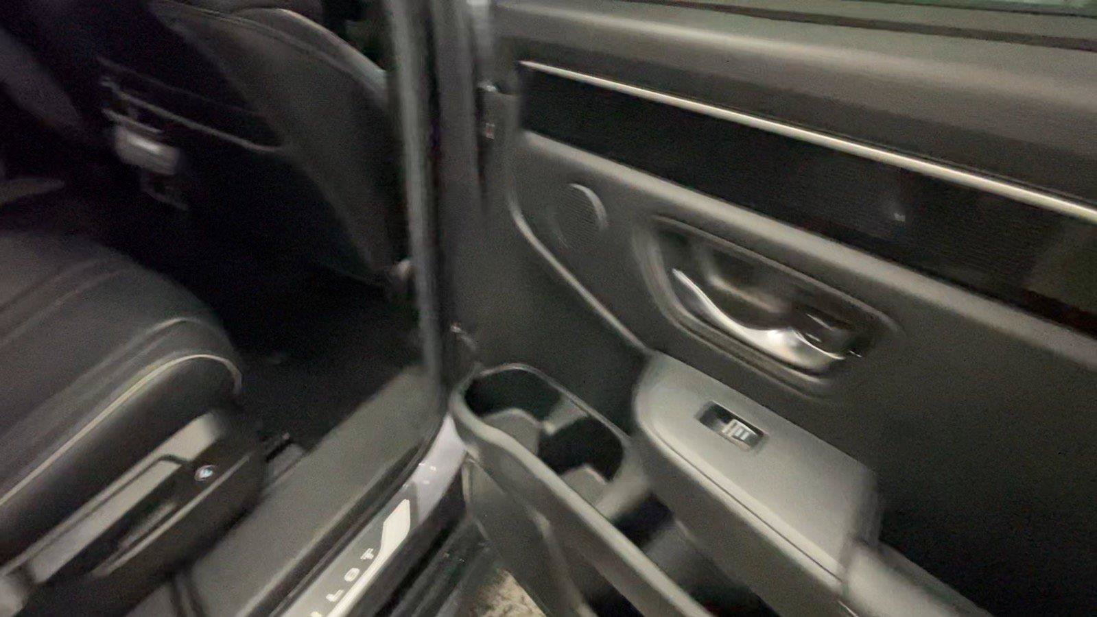 Used 2025 Honda Pilot Elite image 22