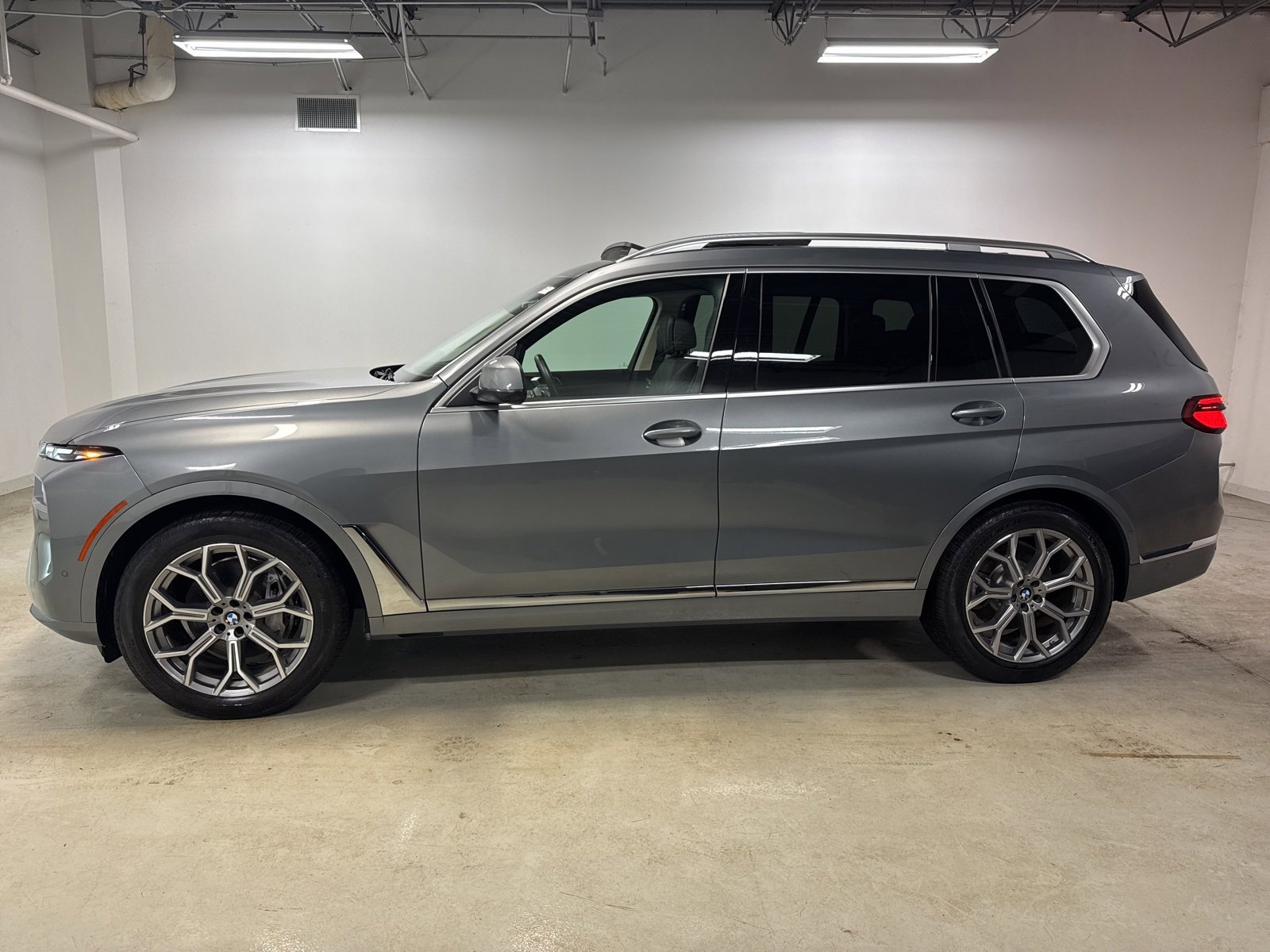 Used 2025 BMW X7 xDrive40i w/ Premium Package image 2