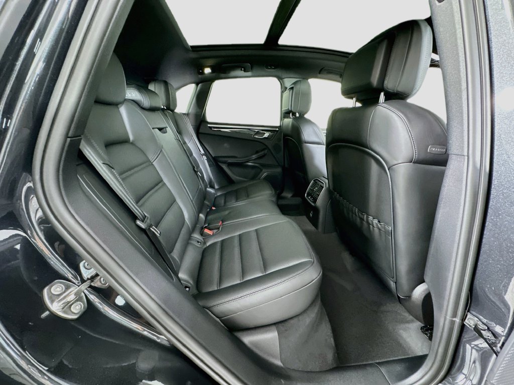 Certified 2026 Porsche Macan AWD/4WD image 30
