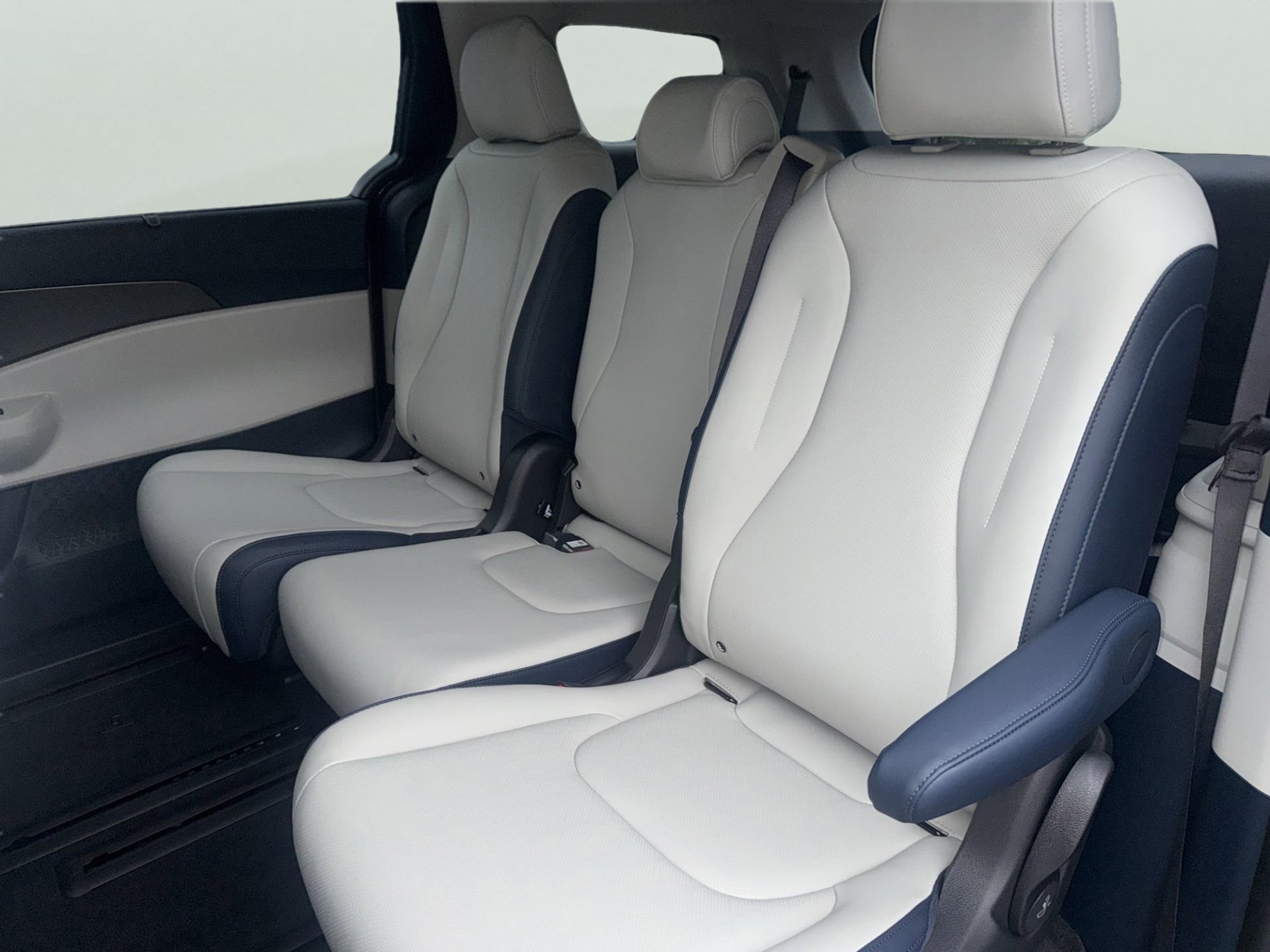 New 2026 Kia Carnival SX w/ SX Dark Edition Package FWD image 13