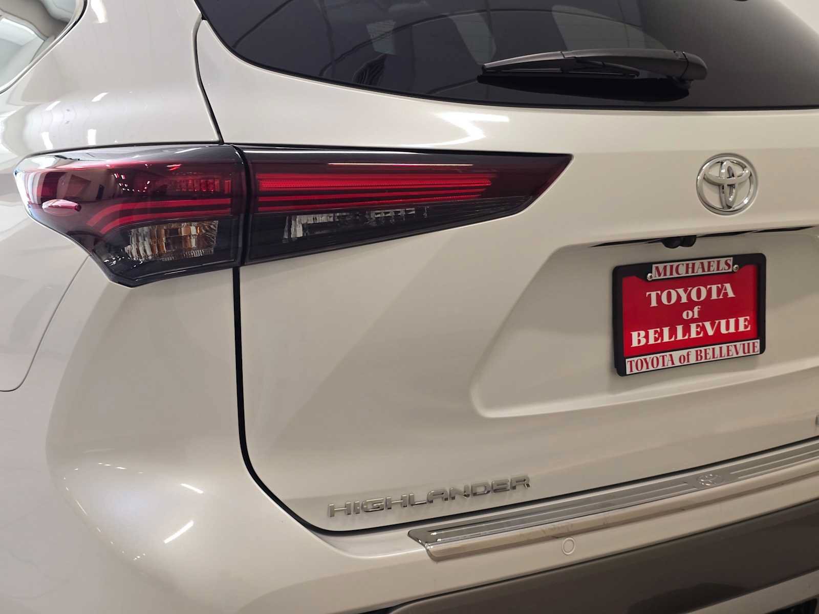 Certified 2025 Toyota Highlander Platinum AWD/4WD image 7