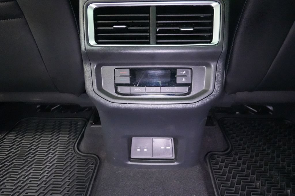 Used 2024 Volkswagen Atlas SE AWD/4WD image 19