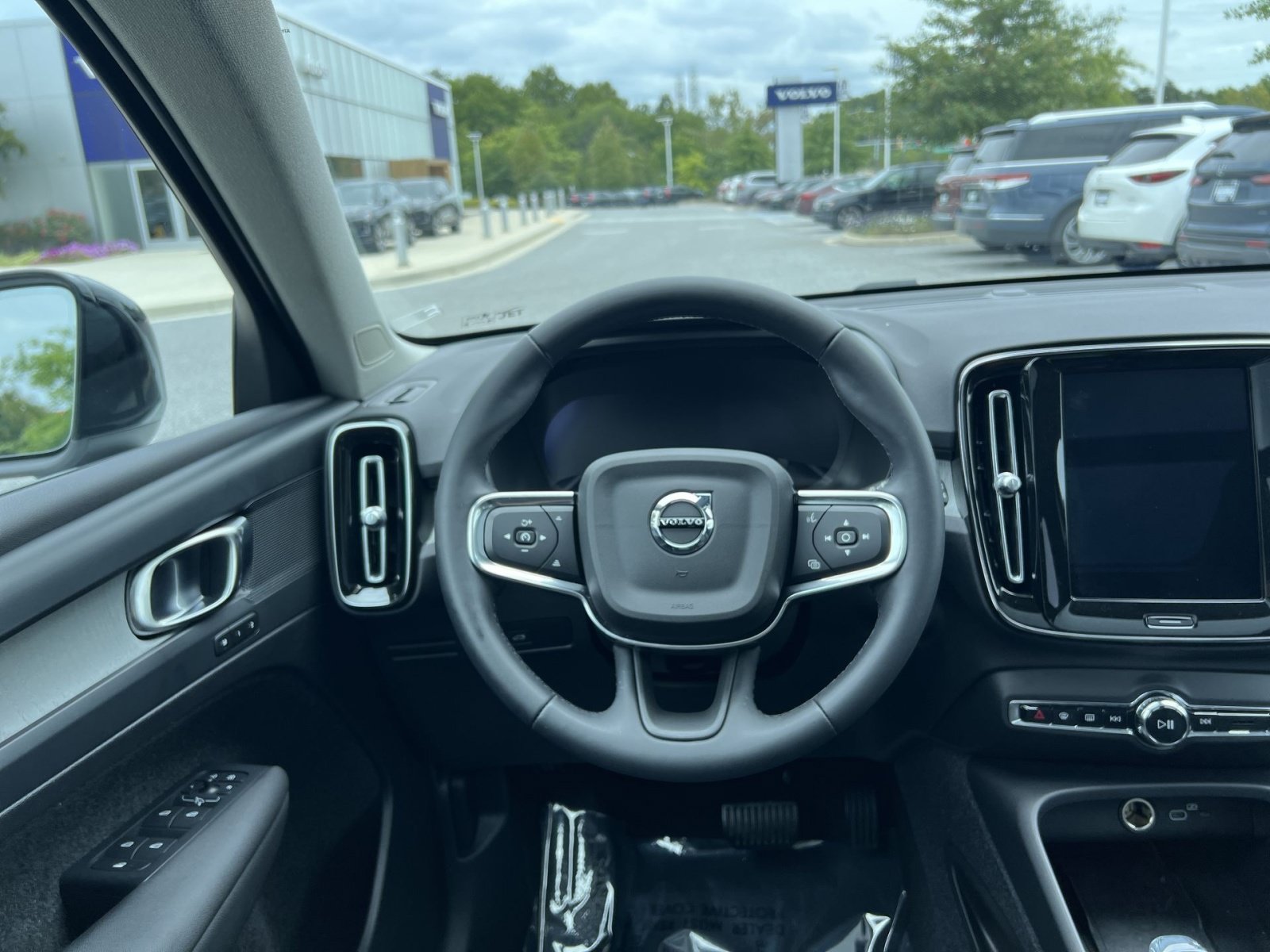 Certified 2024 Volvo XC40 B5 Plus w/ Climate Package AWD/4WD image 16