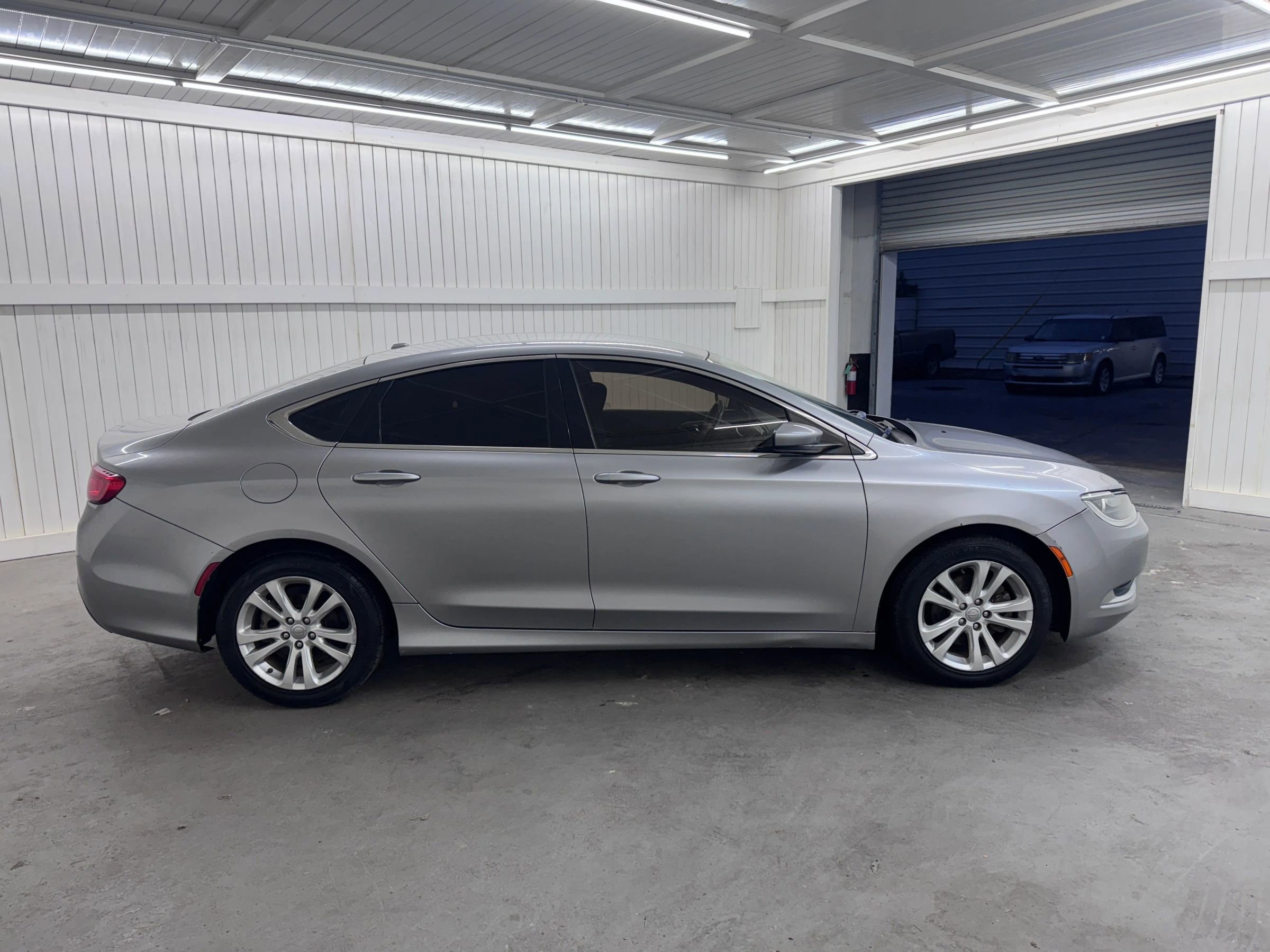 Used 2015 Chrysler 200 Limited w/ Convenience Group image 4