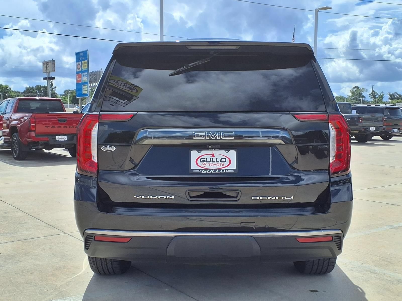 Used 2023 GMC Yukon Denali Ultimate AWD/4WD image 7