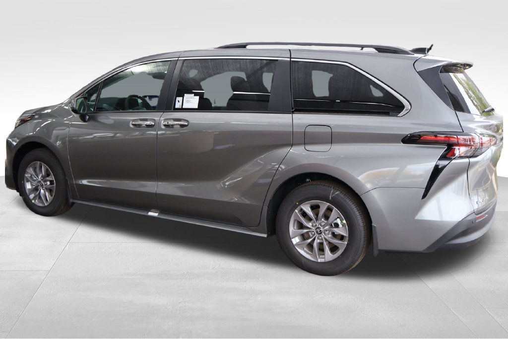 New 2026 Toyota Sienna XLE AWD/4WD image 13