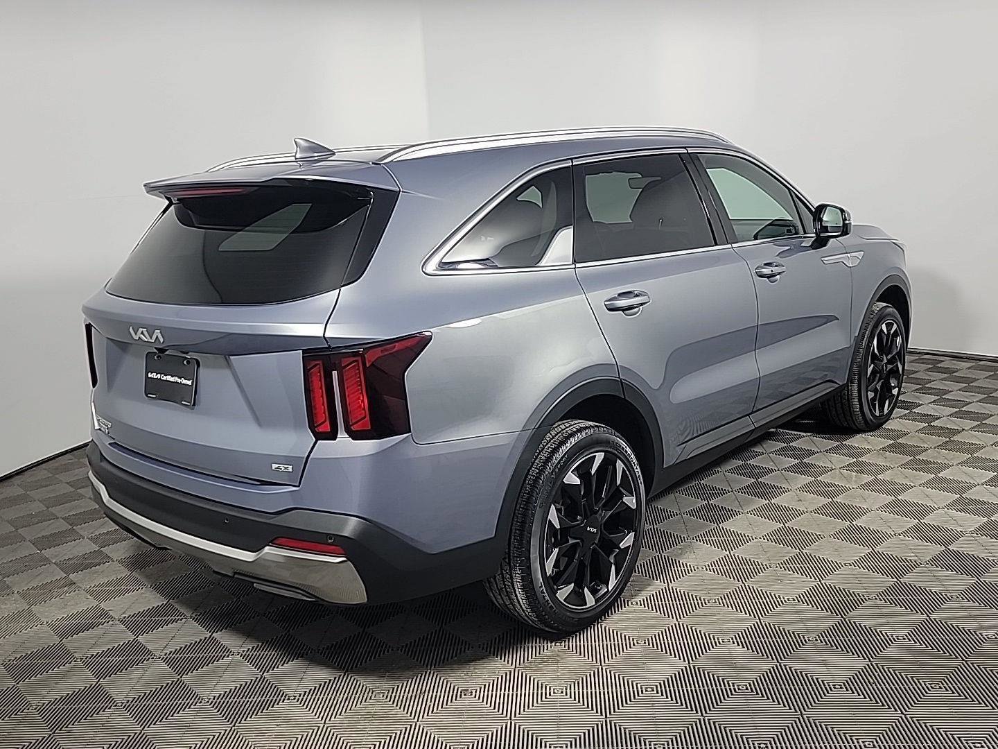 Used 2025 Kia Sorento EX w/ Panoramic Sunroof Package image 4