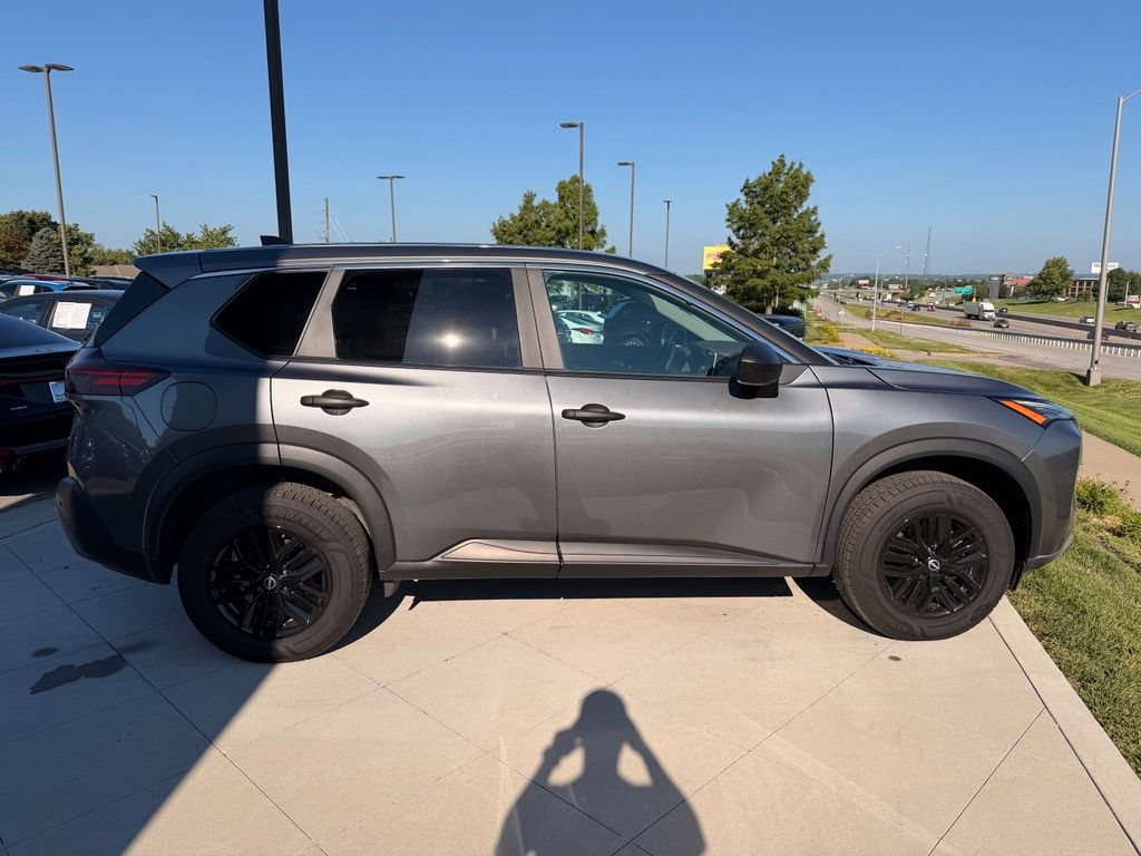Used 2023 Nissan Rogue S AWD/4WD image 6