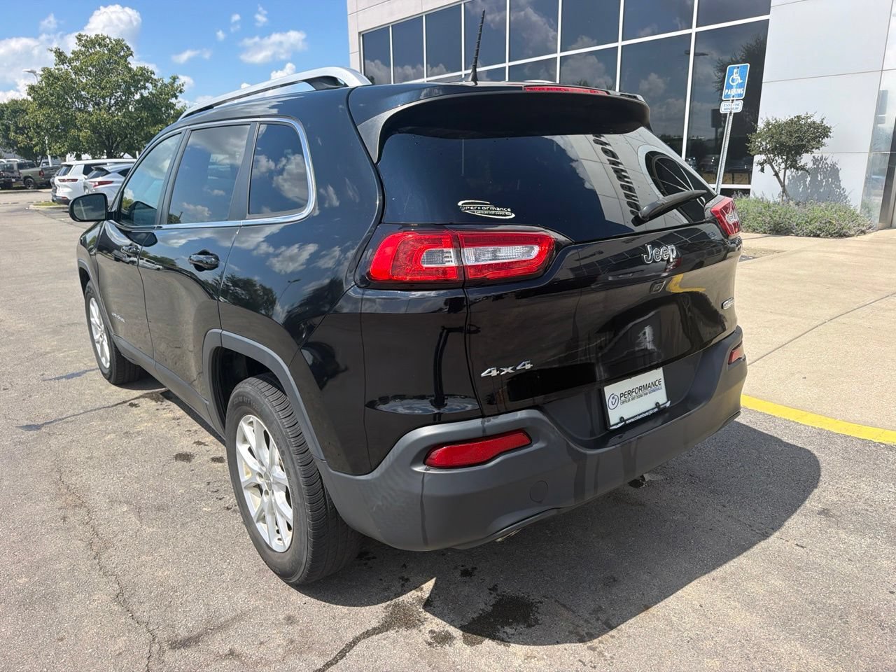 Used 2018 Jeep Cherokee Latitude Plus AWD/4WD image 7