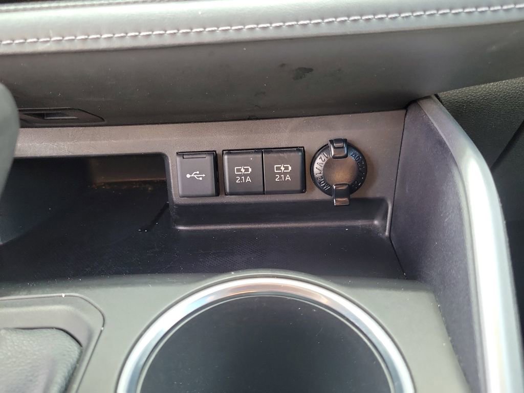 Used 2021 Toyota Highlander LE image 39