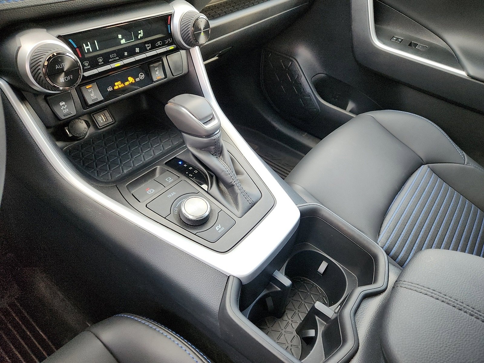 Used 2024 Toyota RAV4 XSE w/ Weather Package image 18