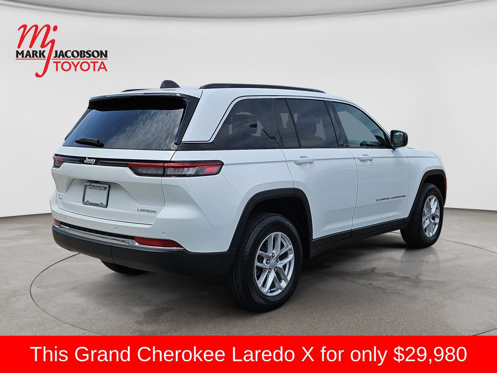 Used 2025 Jeep Grand Cherokee Laredo X w/ Luxury Tech Group I RWD image 9