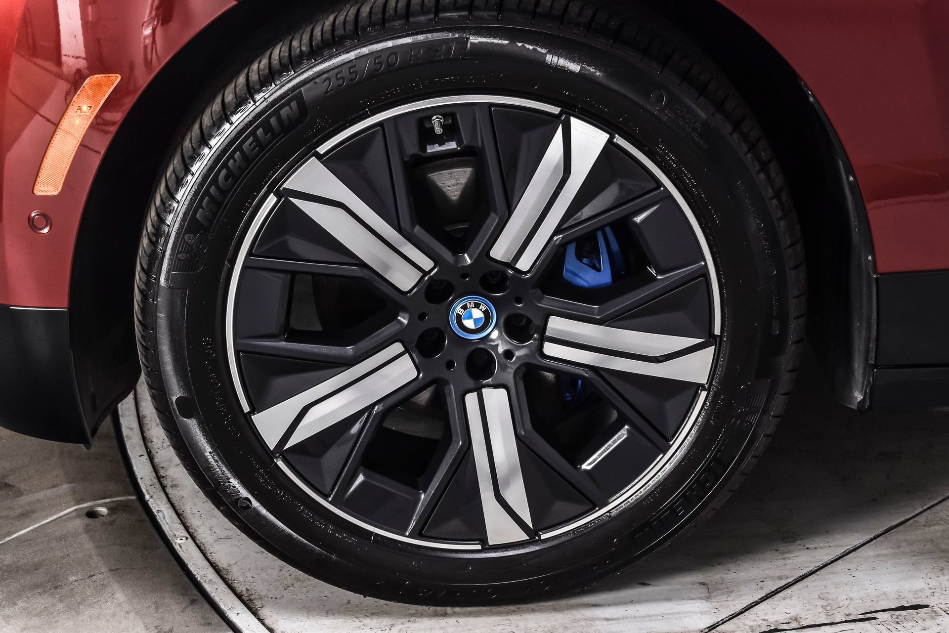 Used 2024 BMW iX xDrive50 w/ Sport Package AWD/4WD image 10