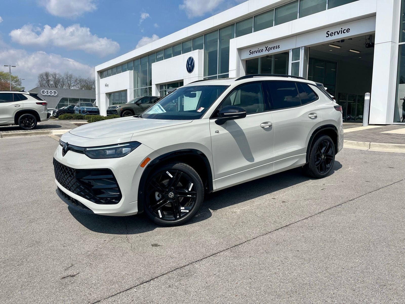 New 2026 Volkswagen Tiguan SE R-Line FWD image 1