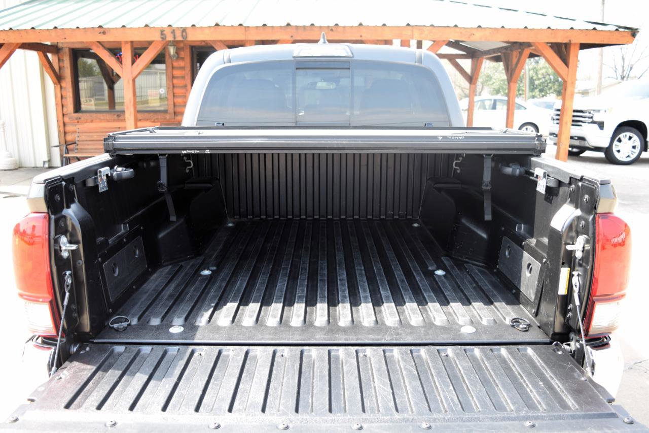 Used 2018 Toyota Tacoma SR5 AWD/4WD image 8