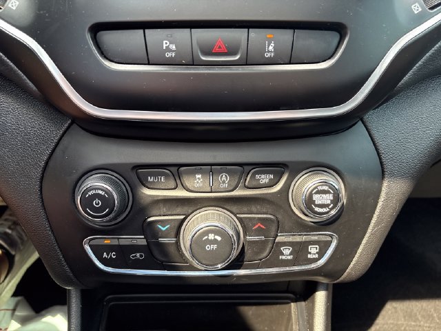 Used 2021 Jeep Cherokee Latitude Plus w/ Sun & Sound Group AWD/4WD image 17