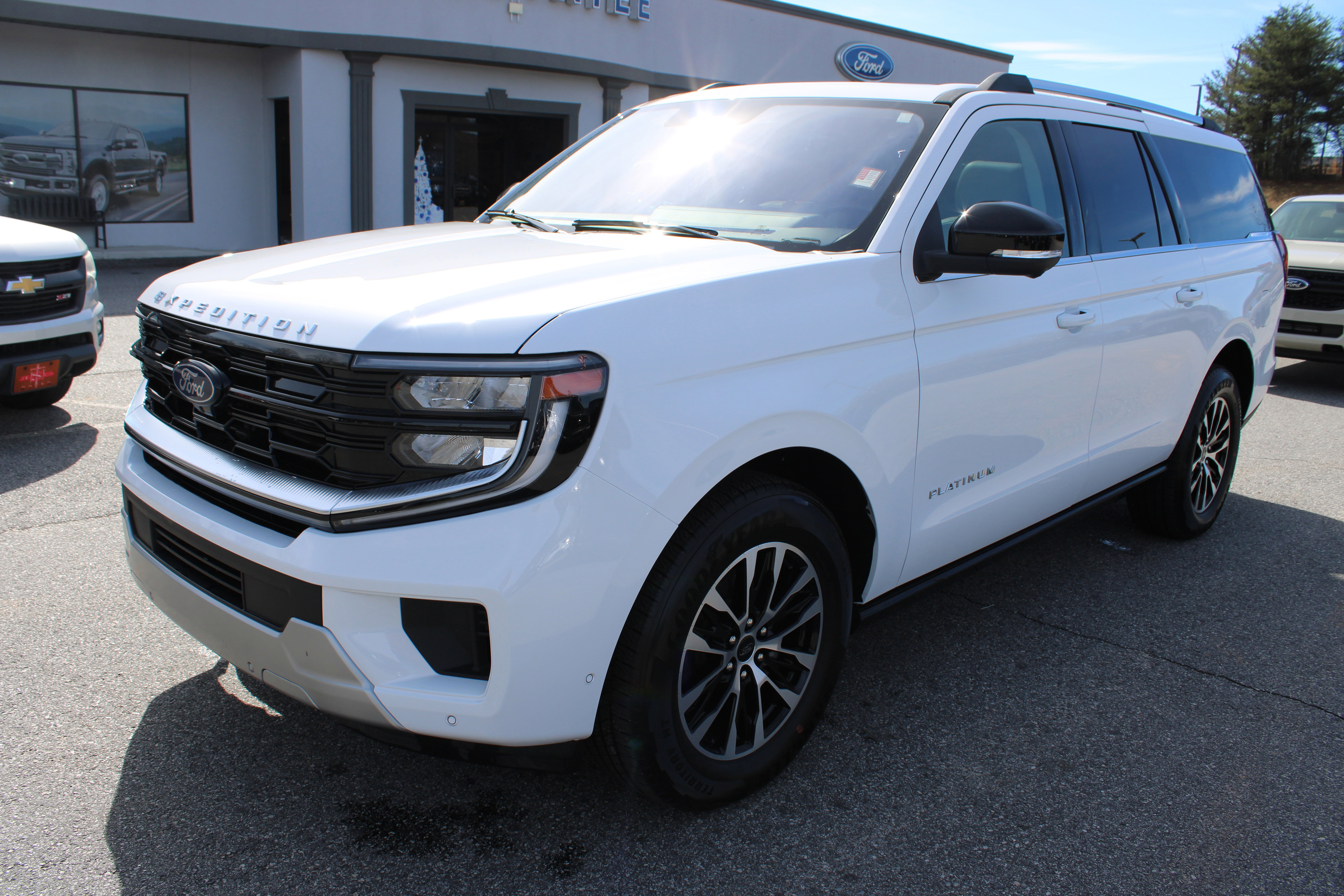 Used 2025 Ford Expedition Max Platinum image 2