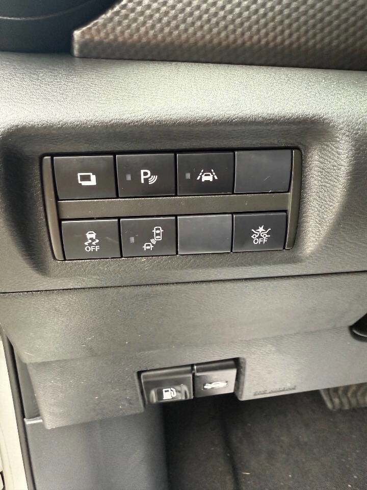 Used 2020 Nissan Kicks S image 17