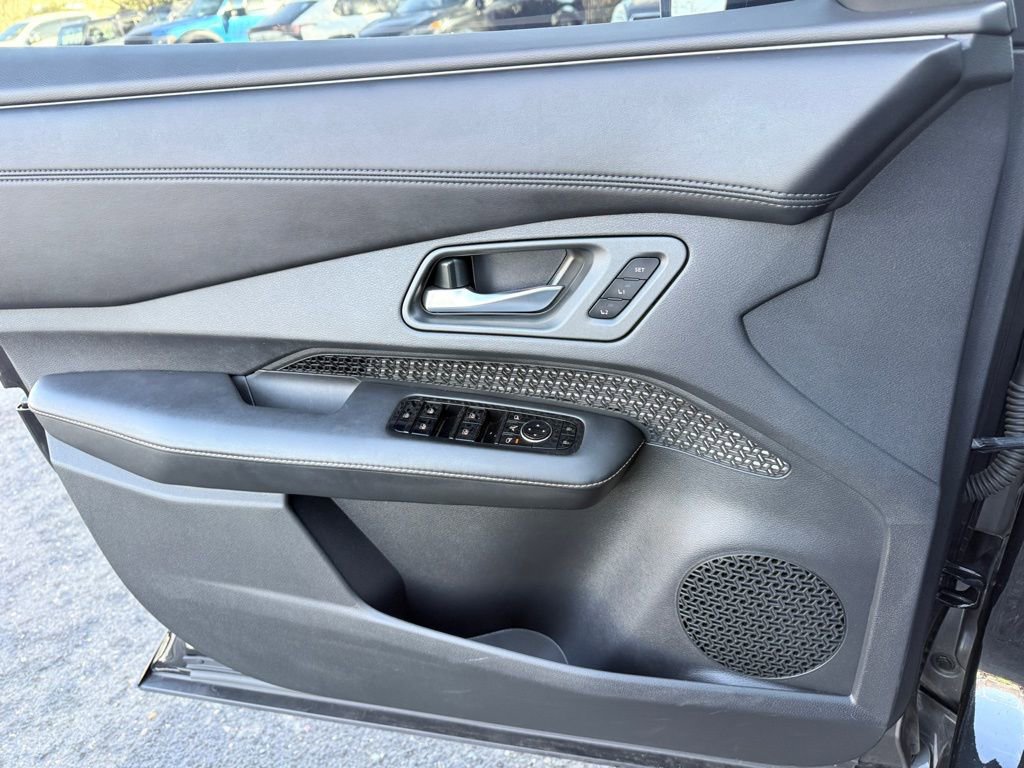 Used 2023 Nissan Ariya FWD image 26