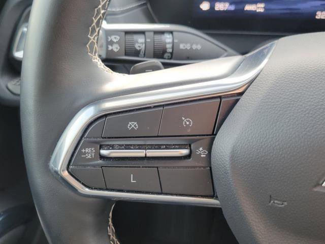 Used 2025 Chevrolet Traverse LT image 13