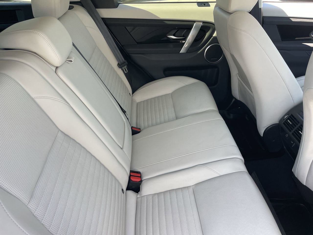 Used 2023 Land Rover Discovery Sport SE image 12