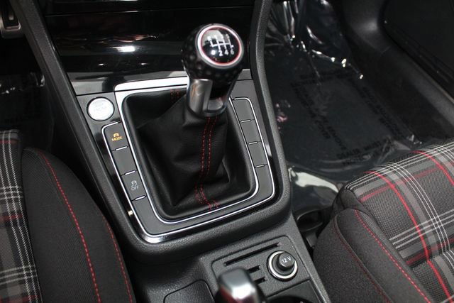 Used 2018 Volkswagen Golf 4-Door image 16