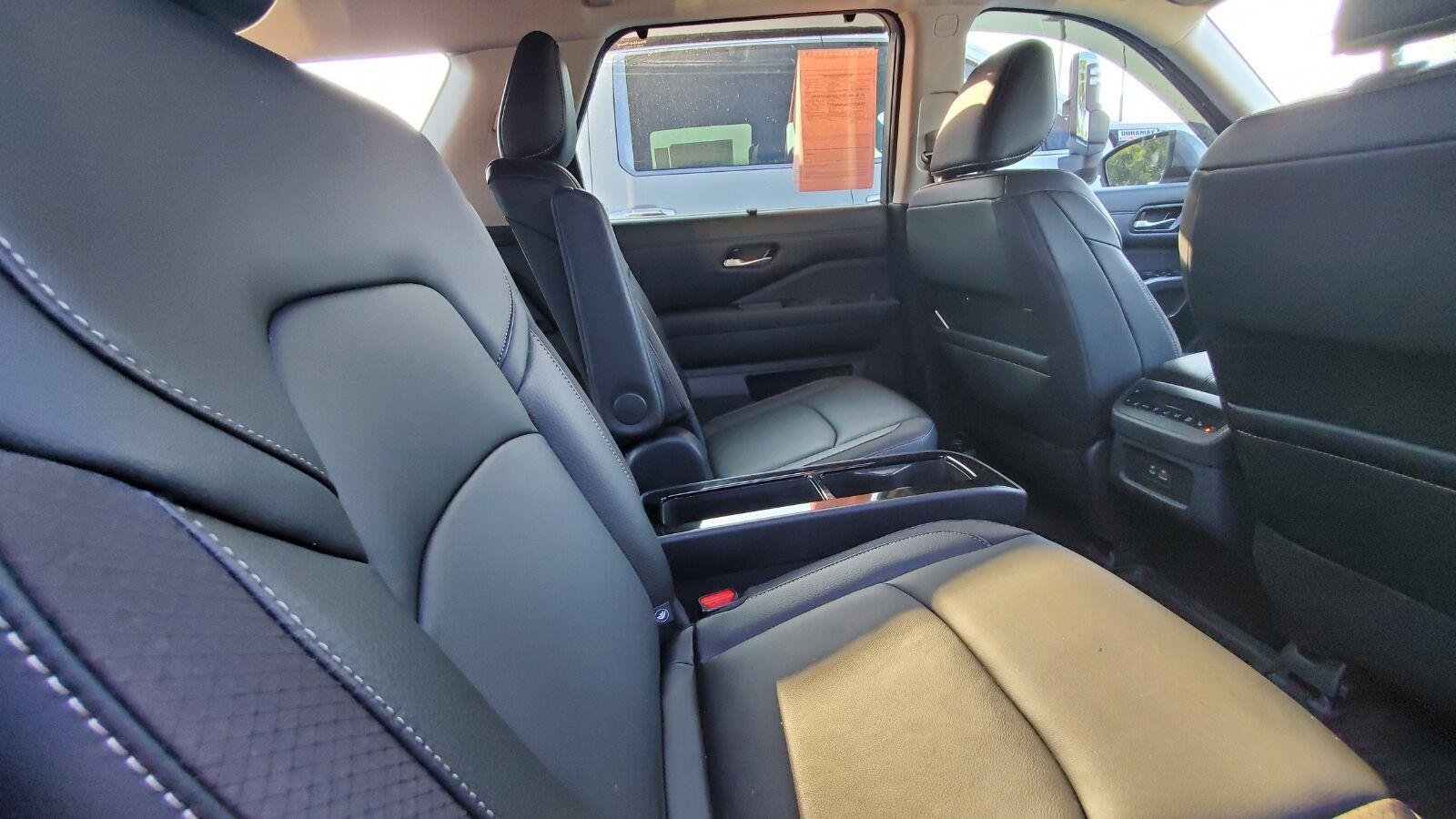 Used 2025 Nissan Pathfinder SL w/ SL Premium Package FWD image 6