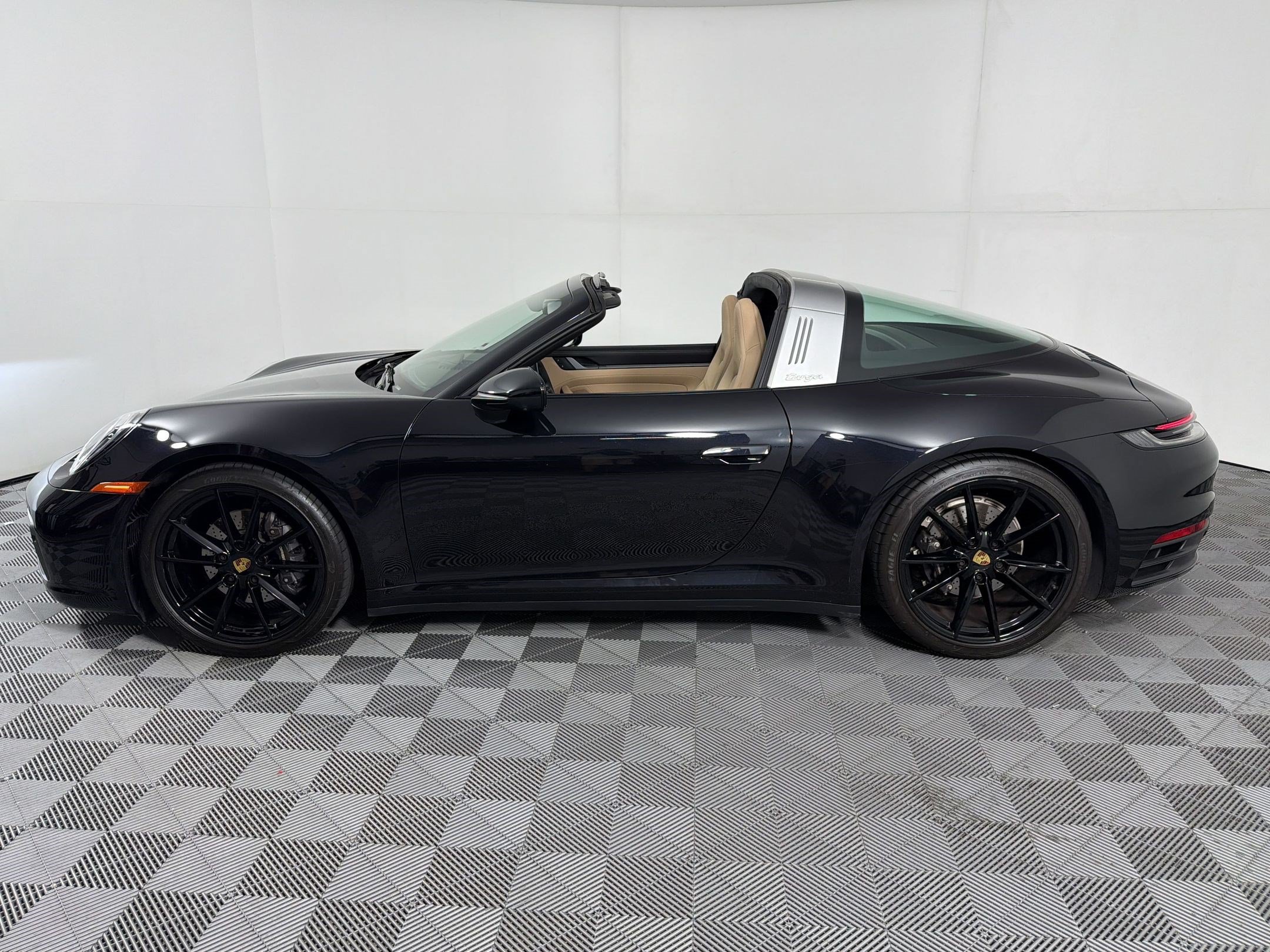 Certified 2024 Porsche 911 Targa 4 w/ Sport Package AWD/4WD image 2
