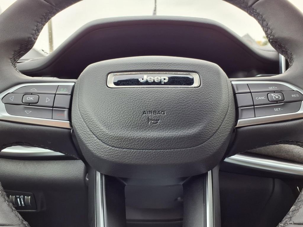 Used 2025 Jeep Compass Latitude AWD/4WD image 12