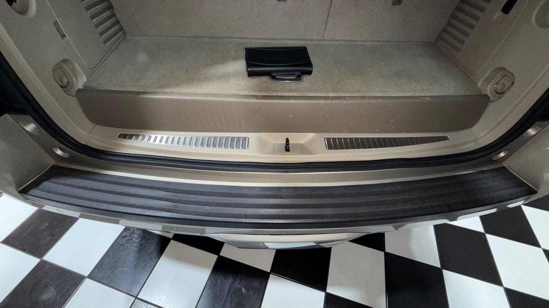 Used 2015 Cadillac Escalade Luxury image 93