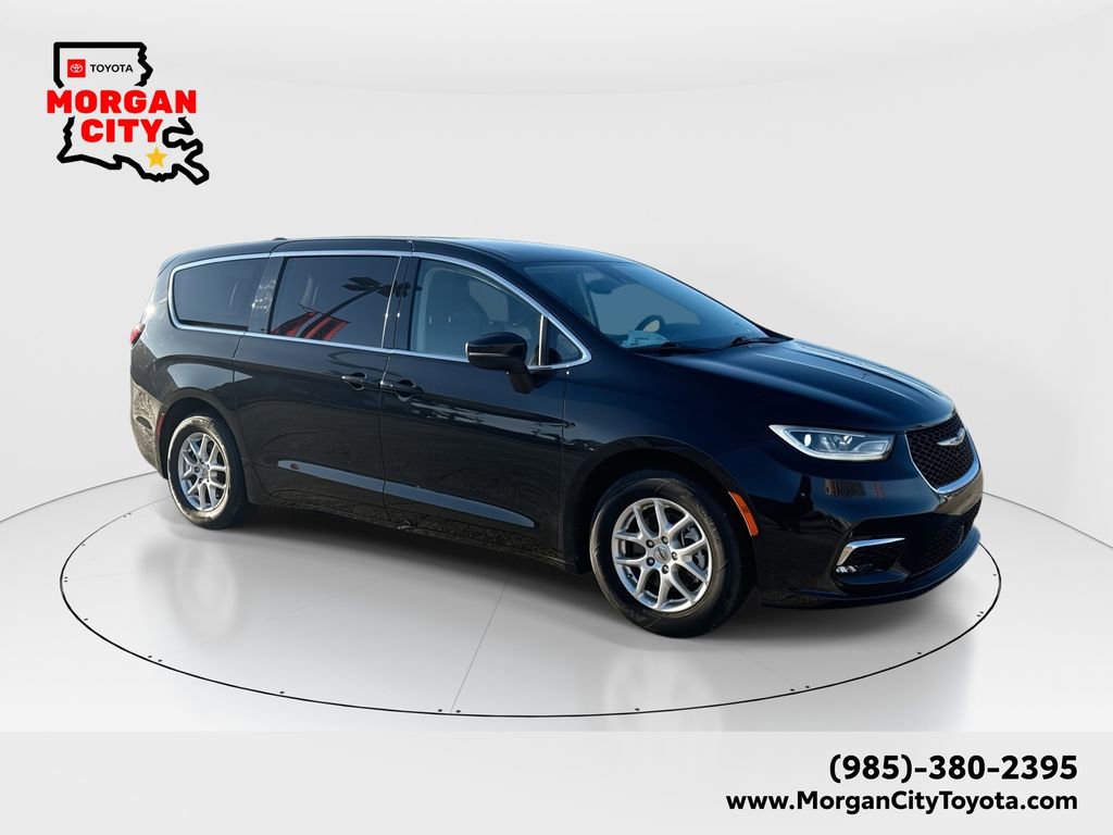 Used 2023 Chrysler Pacifica Touring-L video 1