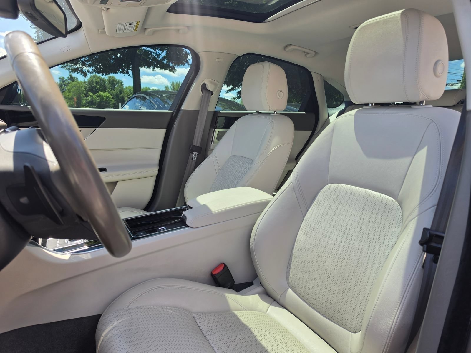 Used 2016 Jaguar XF Prestige AWD/4WD image 9