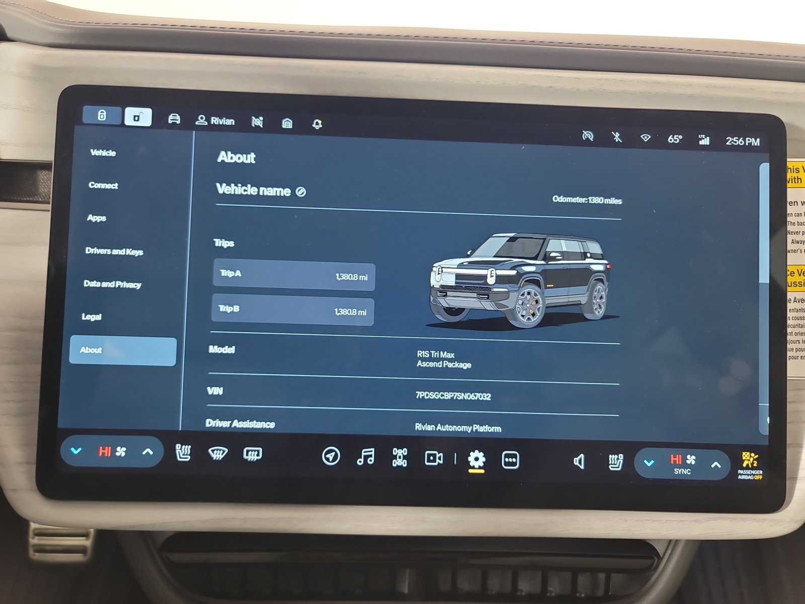 Used 2025 Rivian R1S Premium image 29