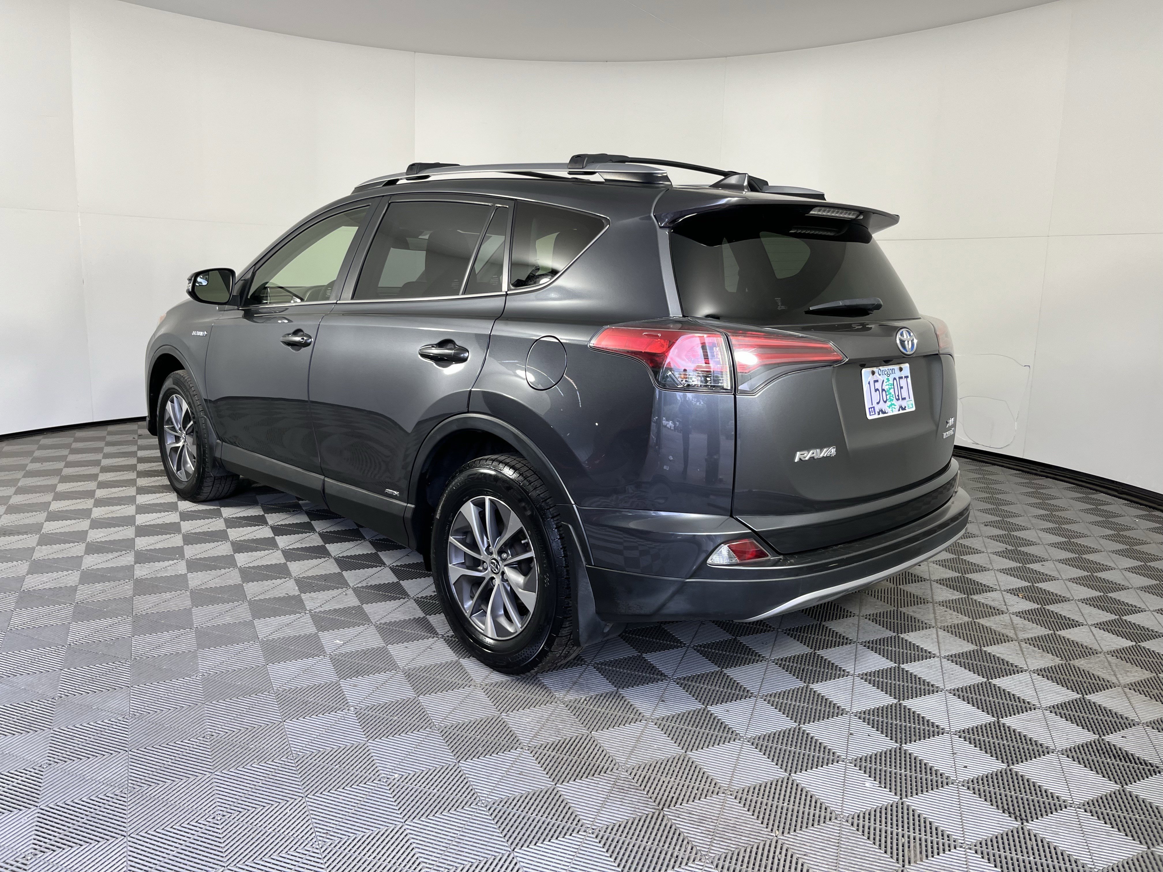 Used 2018 Toyota RAV4 XLE AWD/4WD image 3