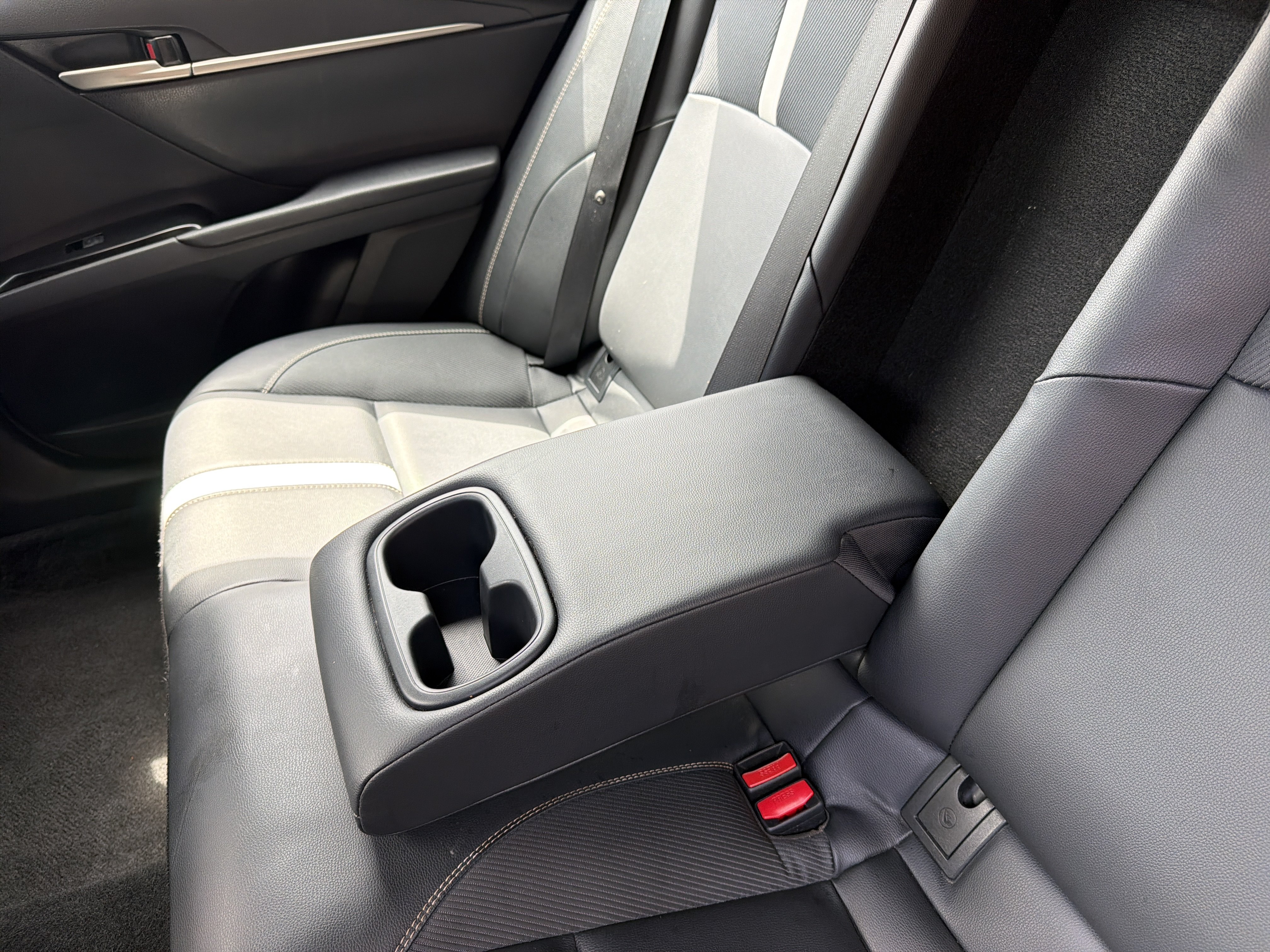 Used 2025 Toyota Camry SE FWD image 32