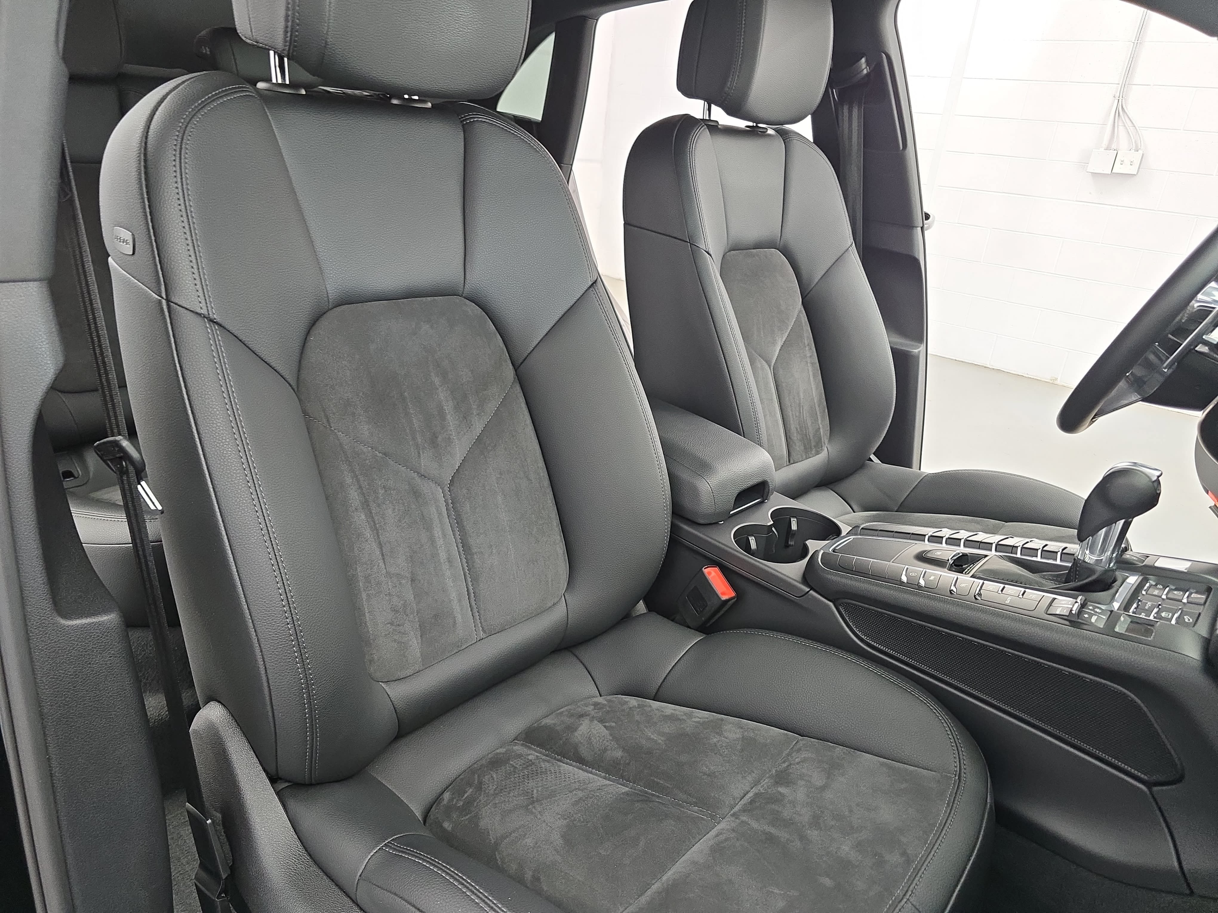 Used 2020 Porsche Macan AWD/4WD image 10