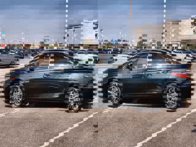 Used 2016 Toyota Camry SE image 3