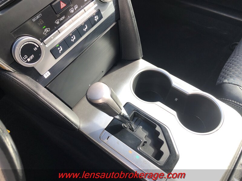 Used 2014 Toyota Camry SE FWD image 14