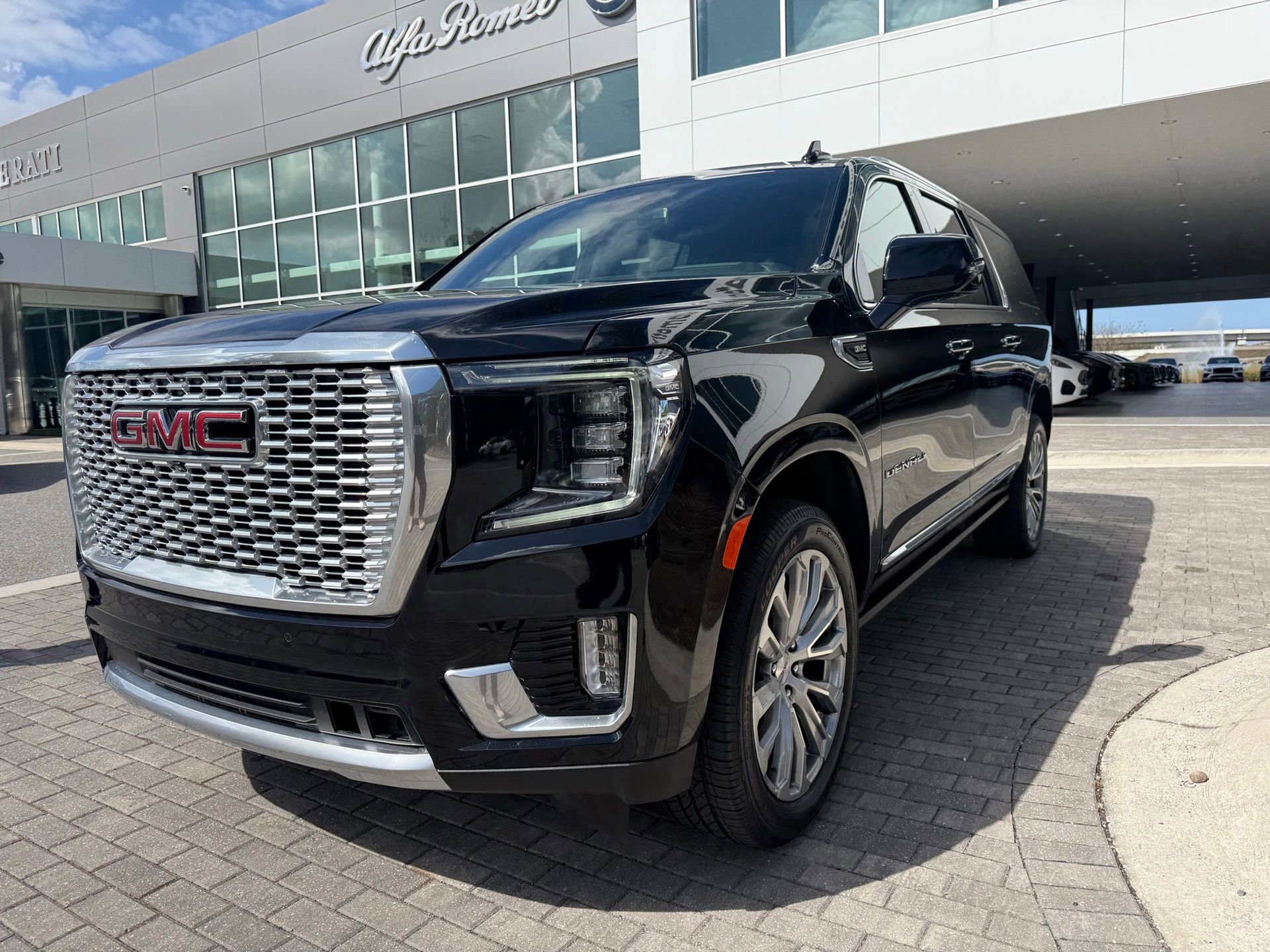 Used 2023 GMC Yukon XL Denali image 9