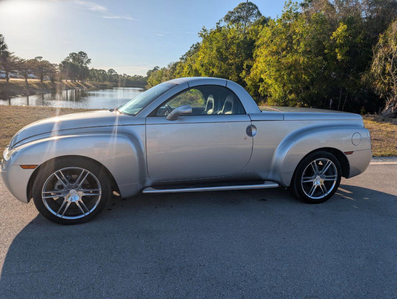 Used 2004 Chevrolet SSR w/ Preferred Equipment Group image 9
