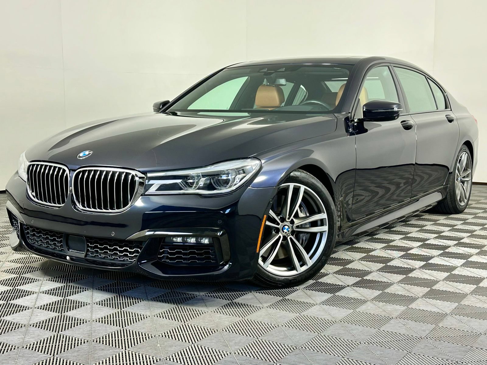 Used 2018 BMW 750i xDrive AWD/4WD image 4