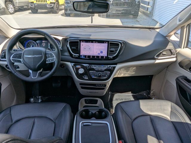 Used 2024 Chrysler Pacifica Touring-L image 16