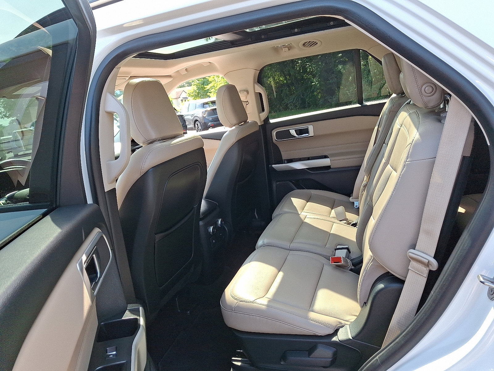 Used 2020 Ford Explorer XLT w/ Equipment Group 202A image 12