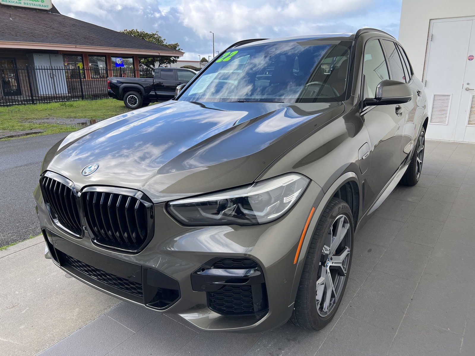 Used 2022 BMW X5 xDrive45e w/ M Sport Package image 2