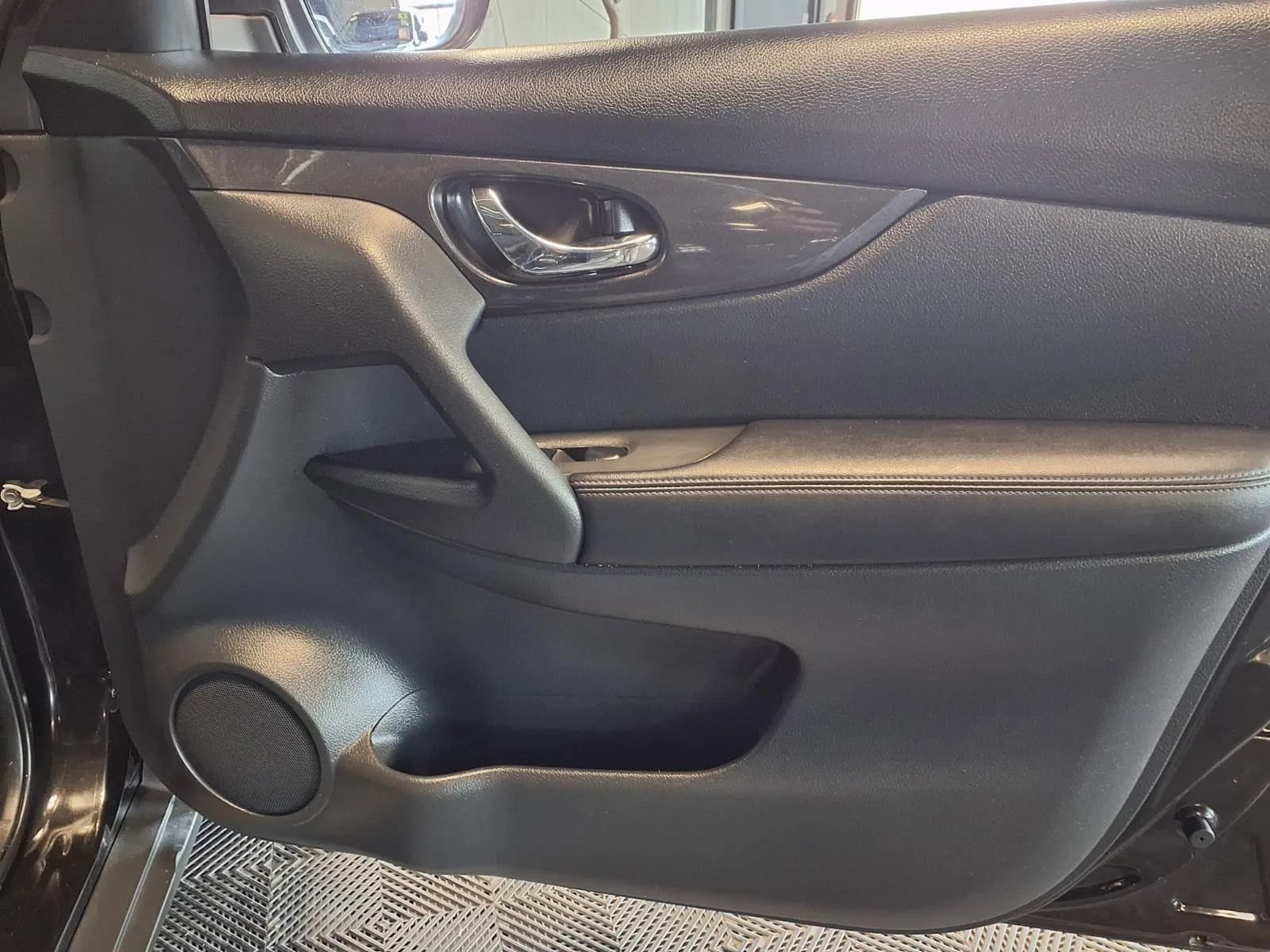 Used 2018 Nissan Rogue SV w/ Premium Package AWD/4WD image 13
