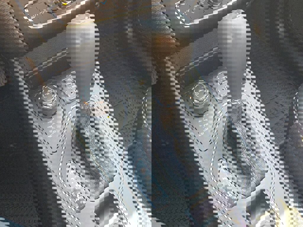 Used 2019 Jeep Cherokee Latitude Plus w/ Comfort/Convenience Group image 26