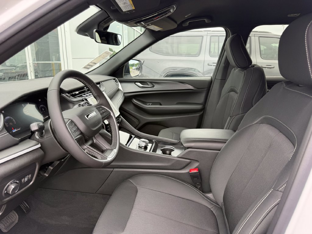 New 2026 Jeep Grand Cherokee Laredo AWD/4WD image 4