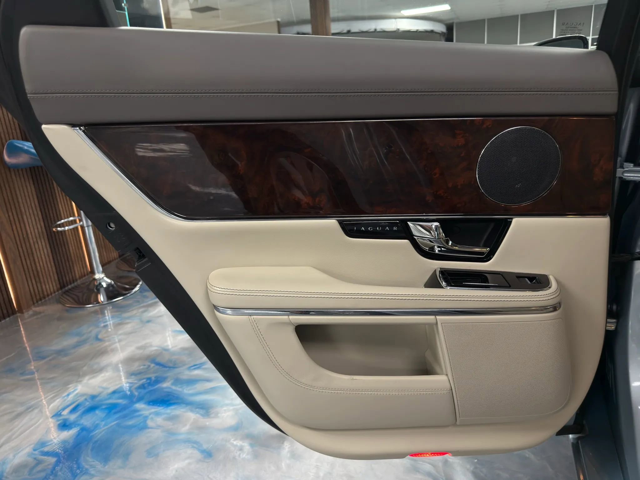 Used 2012 Jaguar XJ image 12