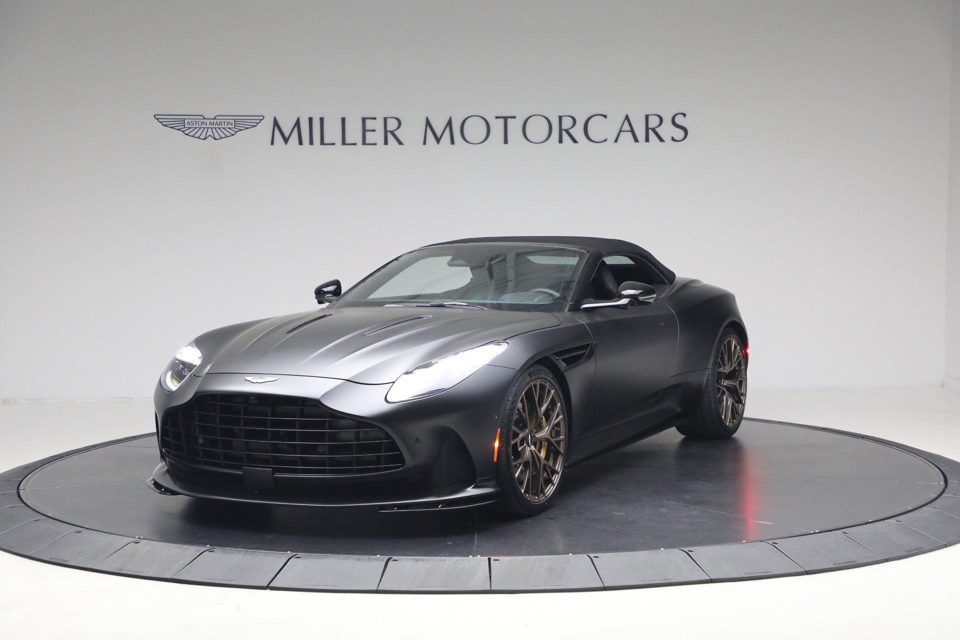 Used 2024 Aston Martin DB12 Convertible RWD image 15